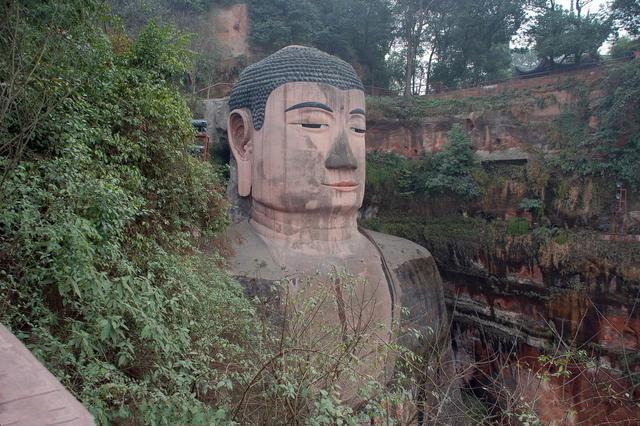 樂山大佛為何以屹立千年？又為何既不雙手合十也不打坐呢？