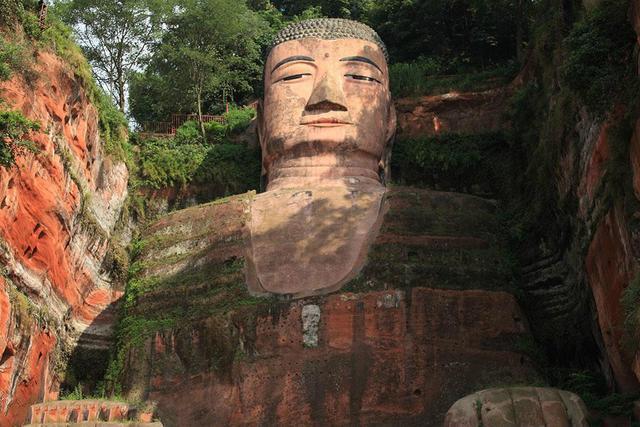 樂山大佛為何以屹立千年？又為何既不雙手合十也不打坐呢？