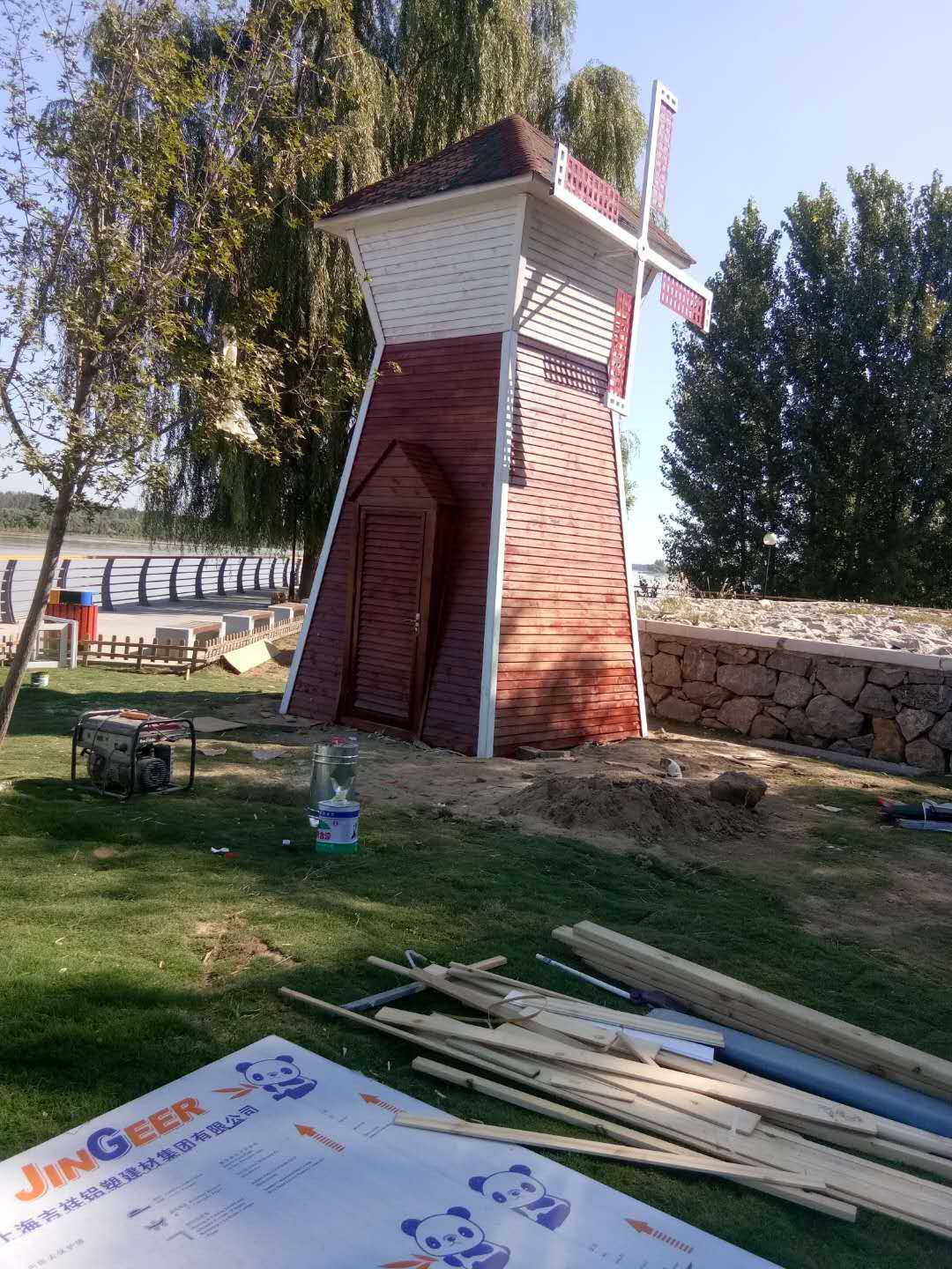 防腐木景觀風(fēng)車(chē)雕塑完工（組圖）