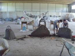 hj1709 箱包雕塑泥塑_青島國際服裝城不銹鋼雕塑、石雕、玻璃鋼雕塑_濱州宏景雕塑有限公司